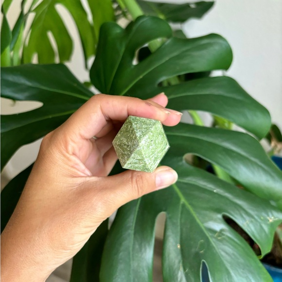 Chrysoprase Tower from Madagascar - Picture 4 of 4